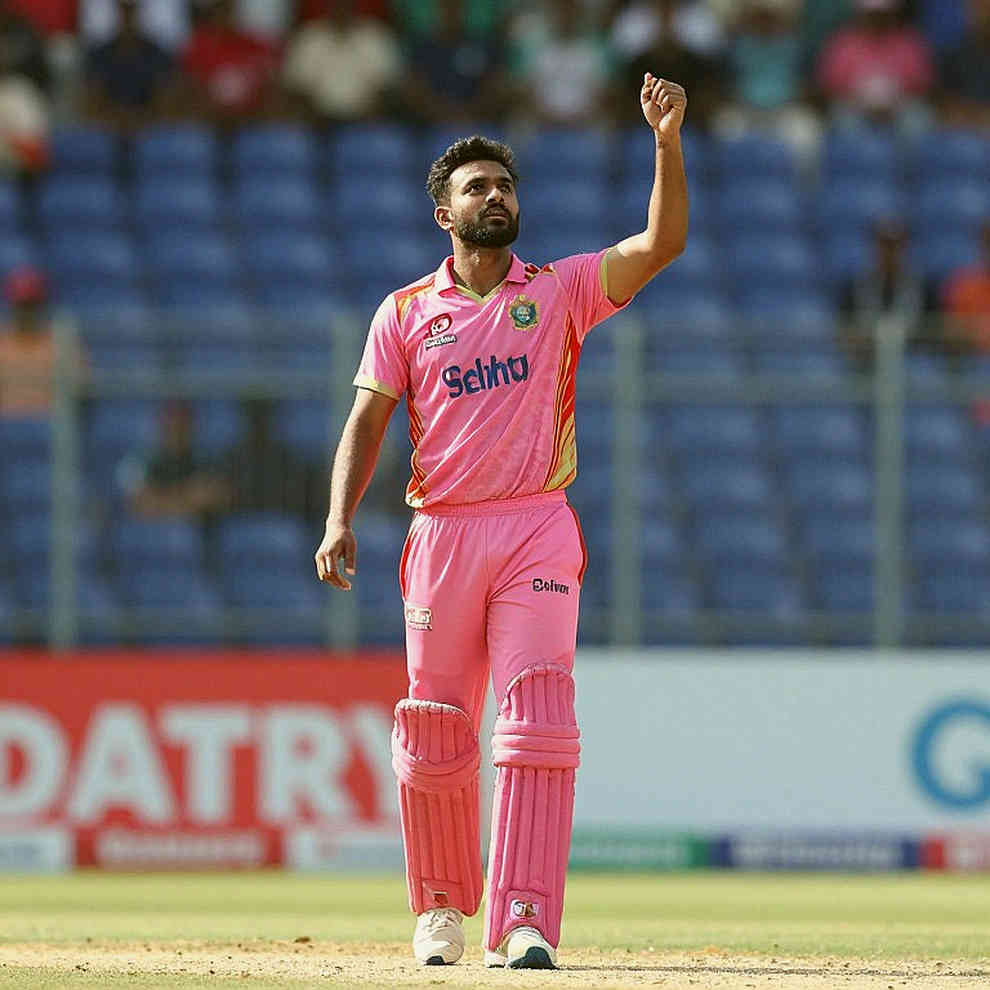 ৪৩ ফ্রেমের হিসাব: টুর্নামেন্টের চাপে বাংলাদেশের ব্যাটিং সিদ্ধান্ত কোথায় আগে হারিয়ে যায়